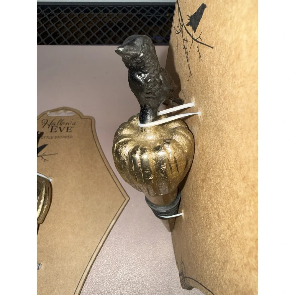 Hallow's Eve Halloween Bottle Stopper Crow on Gold Pumpkin‎ Wine Bar Decor